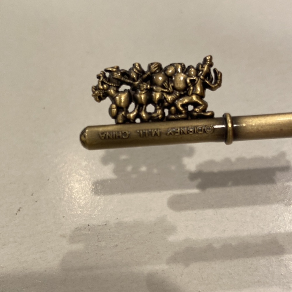 Disney Gold Master Key with Gem Beads Pewter Key Ring - Picture 5 of 6